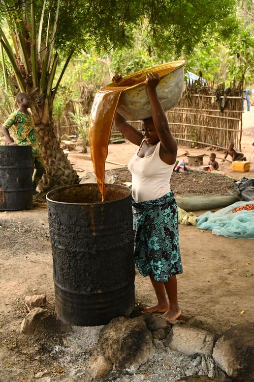 Une femme travaillant dans la production d'huile de palme